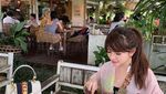 Pose Cantik Selebgram Aldira Chena Saat Makan Sushi dan Steak
