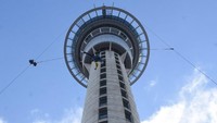 Liburan ke Auckland, wisatawan bisa mencoba wisata adrenalin. Mereka bisa melompat dari gedung tertinggi di Selandia Baru (AJ Hackett)  