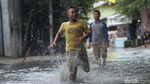 Curah Hujan Tinggi Jalan di Kawasan Cengkareng Tergenang