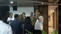 Malam harinya, Ahok mengajak Puput bertandang ke rumah Ketum Hanura Oesman Sapta Odang (OSO). Foto Ahok dan Puput beredar di media pada Jumat 25 Januari 2019. Ahok menemui OSO untuk menyampaikan terima kasih karena mendukungnya saat tersandung kasus penistaan agama. Ayah 3 anak ini juga ingin mengembalikan cincin ajaib bertahta batu warna merah yang dipinjamkan OSO kepadanya.Foto: Ahok ajak Puput ke rumah OSO. (Screenshot video)