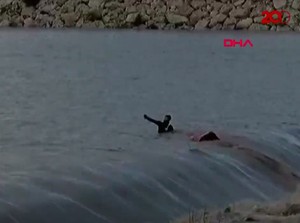 Dramatis! Video Penyelamatan Gadis di Mobil yang Terjun ke Sungai