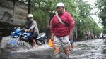 Curah Hujan Tinggi Jalan di Kawasan Cengkareng Tergenang