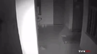Kamera CCTV di dalam rumah ini berhasil menarik bayangan putih yang berjalan keluar dari dapur dan ruangan keluarga. Hii.. seram! Foto: Istimewa