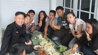  Nama Agan Harahap sudah sangat populer. Beberapa karyanya sering menarik perhatian. Salah satunya editan foto orang nomor satu di Korea Utara ini. Kim Jong Un terlihat sedang menikmati liwetan khas sunda. Hihi Foto: Instagram aganharahap