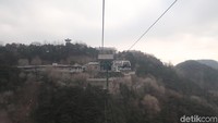 Untuk menikmati keindahan Taishan dari kereta gantung, wisatawan akan dikenakan biaya 200 Yuan atau sekitar Rp 417.516 per orang. Harga ini sudah tiket PP (Bonauli/detikTravel)  