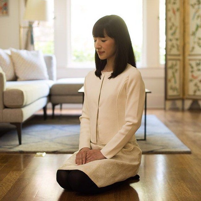 Saat mengajarkan kliennya merapikan rumah. Ibu anak itu mengutamakan pentingnya menyimpan hanya yang membuat bahagia. Meski begitu, ia selalu meminta klien untuk berterima kasih kepada barang-barang yang akan dibuang. Salah satu metode KonMari lain adalah memperlakukan barang seperti mereka bernyawa. Metode ini pun tengah viral di kalangan ibu-ibu. Foto: Instagram @mariekondo