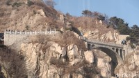 Hanya dalam waktu 10 menit, wisatawan sudah bisa sampai di gerbang surga. Jika pemandangan jembatan gerbang surga sudah terlihat, artinya kamu sudah sampai (Bonauli/detikTravel)  