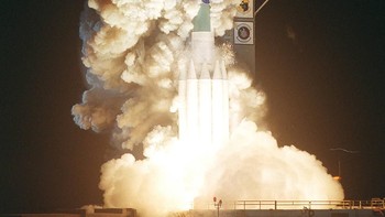 Pada 3 Juli 2003, NASA meluncurkan rover Opportunity menuju planet Mars dengan roket Delta II. Kendaraan robot itu terbang dari Cape Canaveral Air Force Station, Florida. Ia diluncurkan bersama robot lain bernama Spirit. Foto: NASA