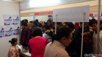 Para pelamar bahkan rela mengantre dari pagi membentuk barisan yang berlapis-lapis.