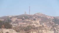 Kalau sebelah kiri pemandangan bukit, sisi kanan memberikan tampilan pagoda dan gerbang surga. Tentu saja tidak terlihat terlalu jelas dari sini (Bonauli/detikTravel)  