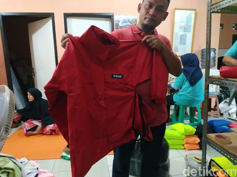Produsen Jas Hujan Kebanjiran Order di Musim Hujan. Foto: Ridwan Arifin Produsen Jas Hujan Kebanjiran Order di Musim Hujan. Foto: Ridwan Arifin