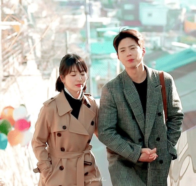 Park Bo Gum menjadi aktor yang kini paling santer dikabarkan menjadi penyebab perceraian Song Hye Kyo dan Song Joong Ki. Song Hye Kyo disebut-sebut mengalami cinta lokasi dengan Park Bo Gum yang menjadi lawan mainnya di serial Encounter yang tayang pada akhir 2018 hingga awal 2019. Song Hye Kyo dan Park Bo Gum menjadi pasangan kekasih yang dimabuk cinta dalam serial tersebut meski mereka berbeda usia dan status sosial. Namun Park Bo Gum sudah membantah dirinya menjadi orang ketiga Song Hye Kyo dan Song Joong Ki. Foto: Dok. tvN