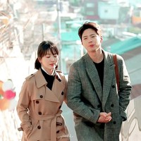 Park Bo Gum menjadi aktor yang kini paling santer dikabarkan menjadi penyebab perceraian Song Hye Kyo dan Song Joong Ki. Song Hye Kyo disebut-sebut mengalami cinta lokasi dengan Park Bo Gum yang menjadi lawan mainnya di serial Encounter yang tayang pada akhir 2018 hingga awal 2019. Song Hye Kyo dan Park Bo Gum menjadi pasangan kekasih yang dimabuk cinta dalam serial tersebut meski mereka berbeda usia dan status sosial. Namun Park Bo Gum sudah membantah dirinya menjadi orang ketiga Song Hye Kyo dan Song Joong Ki. Foto: Dok. tvN