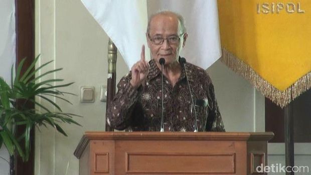 Buya Syafii Maarif saat bicara dalam seminar internasional di UGM. 