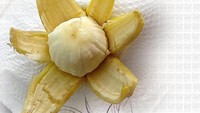 Wah ini pisang atau bunga ya? Hanya dengan modal pisang, tisu dan pulpen, Victor bisa membuatnya tampak tak biasa. Foto: instagram @victornunesfaces