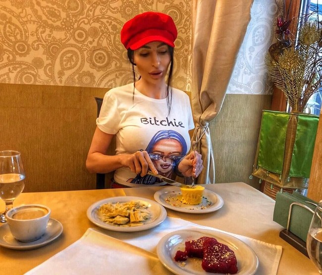 Tak hanya dada yang tampak palsu, begitu juga dengan bibirnya. Penampilan bibir dan wajahnya yang tirus jadi sangat kontras. Foto: Intagram (@desi_dimitrov)