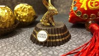 Wai juga banyak membuat lambang shio China memakai bungkus Ferrero Rocher. Karya ini menampilkan sosok kelinci yang menggemaskan. Kupingnya mirip ya? Foto: Bored Panda