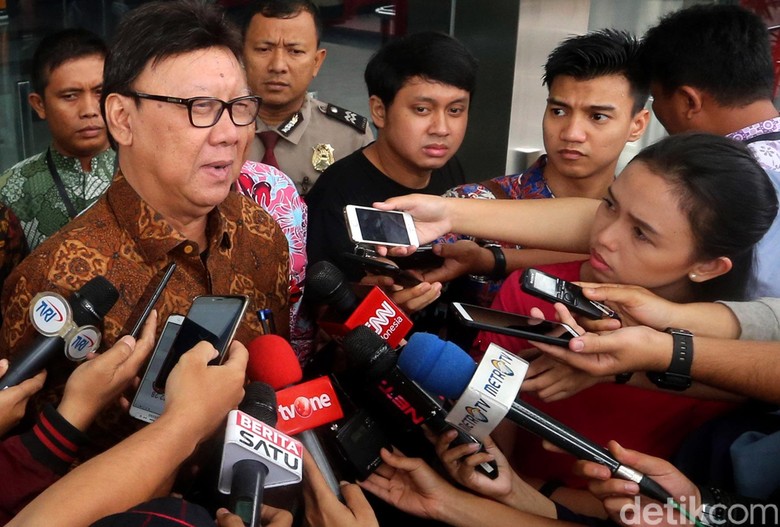 Mendagri Mengaku Tak Bisa Sanksi Pejabat Daerah yang Absen Rapat Karhutla Mendagri Mengaku Tak Bisa Sanksi Pejabat Daerah yang Absen Rapat Karhutla