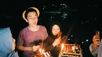Menulis caption kebahagiaan, Angga Yunanda terlihat sangat bahagia saat diberi kejutan kue ulang tahun. Foto: Instagram@anggayunandareal16