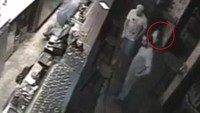 Salah satu bar di Singapura ini berhasil menangkap sosok kepala melayang di belakang pria yang berdiri. Hii..! Foto: Istimewa