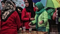 Proses merajang sereh pun melibatkan warga sekitar sekaligus untuk memberikan edukasi untuk mengantisipasi penyebaran penyakit yang dibawa oleh nyamuk Aedes aegypti tersebut.