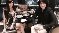 Kevin dan Vicy memilih rayakan anniversary dengan santap fine dining di salah satu restoran tertinggi di Jakarta. Sweet! Foto: Instagram vicymelanie