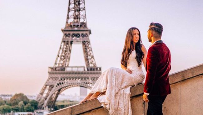 Cerita Pasangan Bulan Madu Keliling 33 Negara Pakai Gaun 