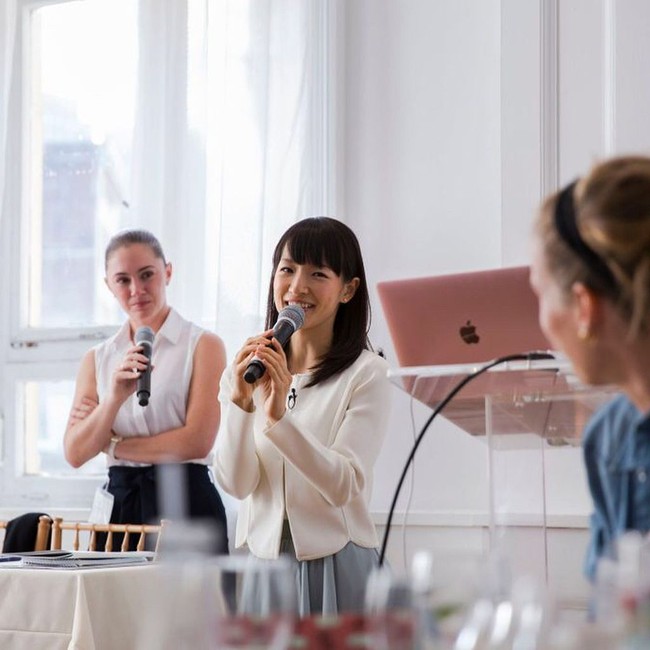 Buku Marie semakin sukses setelah Jepang dilanda gempat dan tsunami di tahun 2011. Wanita 34 tahun tersebut mengatakan jika ketika itu orang Jepang mulai peduli dengan apa yang penting untuk disimpan. Sejak saat itu, Marie mulai memberi seminar dan tampil di televisi. Foto: Instagram @mariekondo