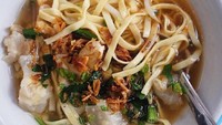 Mie kuning lebar jadi isian wajib mie kocok. Dilengkapi kaldu dan potongan kikil dan tauge. Sedap! Foto : Instagram @godzillatummy