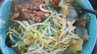 Tauge yang dicelup kaldu panas dan rasanya renyah segar bikin mie kocok makin enak.  Foto : Instagram @lisniartimunthe