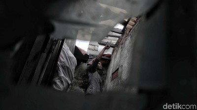 Angin Kencang Rusak Rumah Warga di Koja Jakarta