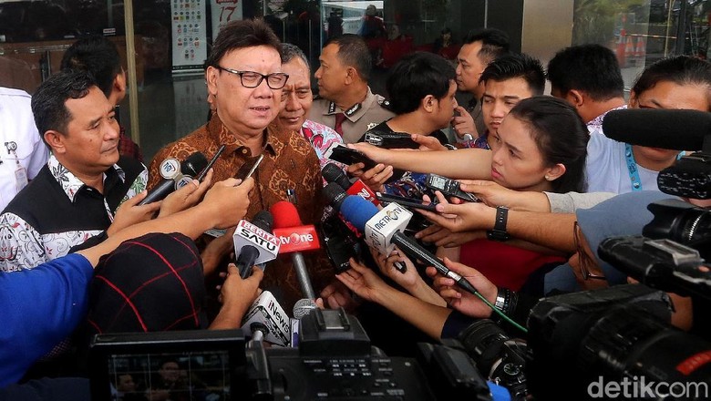 Sandiaga Bicara e-KTP Multifungsi, Tjahjo: Kartu-kartu Lain Boleh Saja Sandiaga Bicara e-KTP Multifungsi, Tjahjo: Kartu-kartu Lain Boleh Saja
