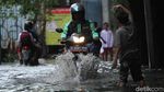Curah Hujan Tinggi Jalan di Kawasan Cengkareng Tergenang