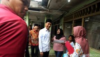 Jokowi juga menyapa warga yang rumahnya telah tersambung listrik.
