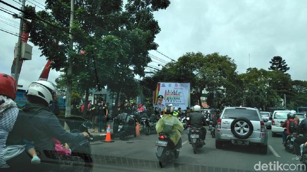 Jalan depan GOR KONI Bandung