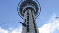 Tempat itu adalah Auckland Sky Tower yang menjulang setinggi 328 meter. Ini adalah menara telekomunikasi dan observasi di Auckland yang diresmikan tahun 1997 (AJ Hackett)  