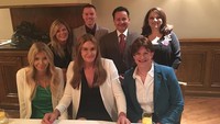Mengintip Instagramnya yang kini punya lebih dari 9 juta followers, Caitlyn sering mengunggah momen kulineran. Di foto ini ia makan bersama para transgender dari militer Amerika Serikat. Foto: Instagram caitlynjenner