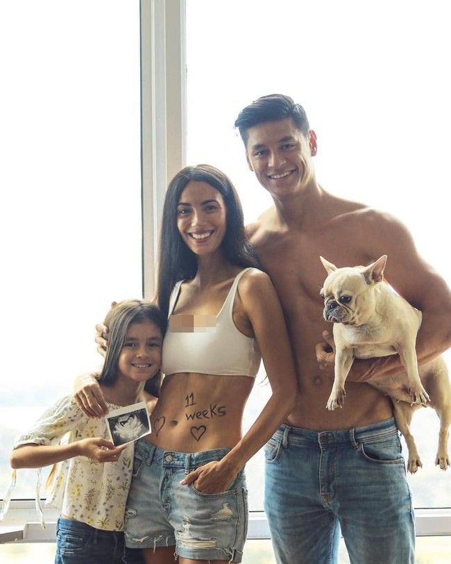 Wanita yang juga dikenal sebagai enterpreneur itu memang memiliki tubuh yang sangat langsing. Tidak mengherankan jika dia tak seperti wanita hamil saat pertamakali mengumumkan kehamilannya ke media sosial. Pada foto yang diunggah ke Instagram, Fatima memamerkan perutnya yang tampak kencang berotot. Ada tulisan 11 weeks di perutnya yang artinya usia kehamilannya saat foto diunggah sudah 11 minggu atau sekitar tiga bulan. Foto: Instagram @fatimarabago