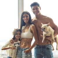 Wanita yang juga dikenal sebagai enterpreneur itu memang memiliki tubuh yang sangat langsing. Tidak mengherankan jika dia tak seperti wanita hamil saat pertamakali mengumumkan kehamilannya ke media sosial. Pada foto yang diunggah ke Instagram, Fatima memamerkan perutnya yang tampak kencang berotot. Ada tulisan 11 weeks di perutnya yang artinya usia kehamilannya saat foto diunggah sudah 11 minggu atau sekitar tiga bulan. Foto: Instagram @fatimarabago