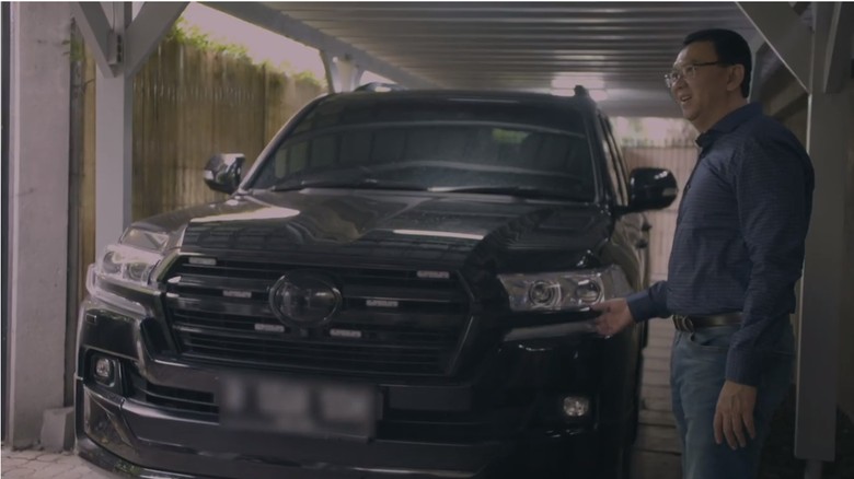 Ahok dan Mobil Land Cruiser. Foto: Vlog Ahok (Youtube Panggil Saya BTP) Ahok dan Mobil Land Cruiser. Foto: Vlog Ahok (Youtube Panggil Saya BTP)
