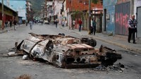 Kerusuhan paling ganas terjadi pada Selasa (22/1) malam di Caracas dan Bolivar, yang terus berlangsung hingga Rabu (23/1) di wilayah-wilayah Venezuela lainnya saat aksi-aksi demo yang didukung oposisi besar untuk menentang Maduro. REUTERS/Carlos Garcia Rawlins.