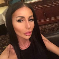 Bagaimana kamu bisa menyukai bibirmu yang seperti ini, tulis netizen. Penampilanmu seperti monster, ujar netizen lainnya. Foto: Intagram (@desi_dimitrov)