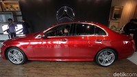 Dari sisi eksterior mobil ini sudah menggunakan multibeam LED untuk pencahayaan. Bodykit dan velg sudah menggunakan AMG series untuk meningkatkan kesan sporty.