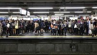 Shinjuku Station, stasiun tersibuk di dunia. Dengan lebih dari 3,6 juta orang melewati stasiun setiap hari, Stasiun Shinjuku di kota Tokyo, Jepang, adalah stasiun kereta tersibuk di dunia dalam penggunaan penumpang. Dok:charnsitr/shutterstock.com/worldatlas.com