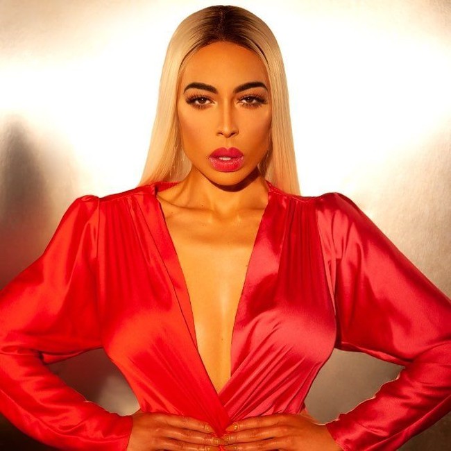 Sang ibu, Lisa Methven adalah seorang alkoholik dan bunuh diri ketika usia Kaila masih 14 tahun. Ayah tiri Kaila tak bisa lagi mengasuhnya, sehingga Kaila pindah ke Prancis untuk bersama ayah kandungnya. Namun kepindahannya membuat ia mengalami culture shock, karena sang ayah adalah muslim yang taat. Foto: Dok. Instagram @madamemethven