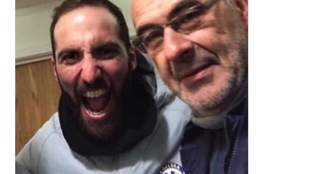 Striker baru Chelsea Gonzalo Higuain tampak gembira bersama pelatih Sarri setelah mengalahkan Tottenham. Alhasil, Chelsea maju ke final Piala Liga Inggris. Foto: istimewa