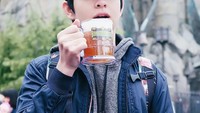 Butterbeer dipegang oleh Angga Aldi Yunanda. Mukanya gemes banget ya! Foto: Instagram@anggayunandareal16