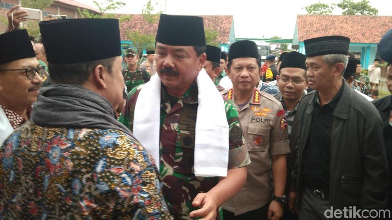 Kapolri dan Panglima TNI Kunjungi Ponpes Buntet Cirebon Kapolri dan Panglima TNI Kunjungi Ponpes Buntet Cirebon