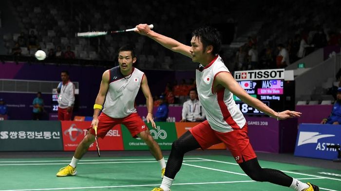 Keigo Sonoda/Takeshi Kamura menjadi lawan yang harus ditaklukkan ganda putra Indonesia. (Robertus Pudyanto/Getty Images)