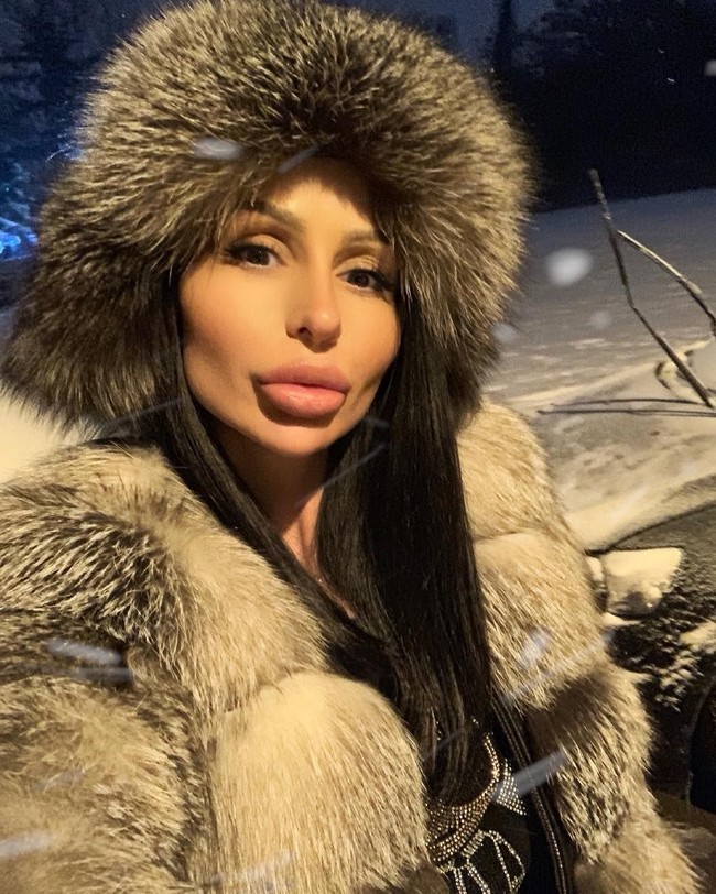 Desi adalah model Playboy di 2016. Wanita 29 tahun itu terobsesi dengan penampilan yang serba berlebihan, hingga akhirnya jadi terlalu ekstrem. Foto: Intagram (@desi_dimitrov)